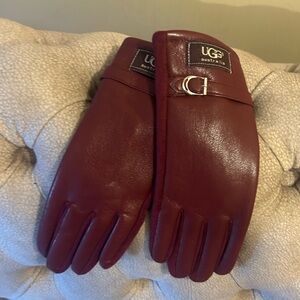 New burgundy Ugg gloves comfortable soft, stretchy, touchscreen accessible